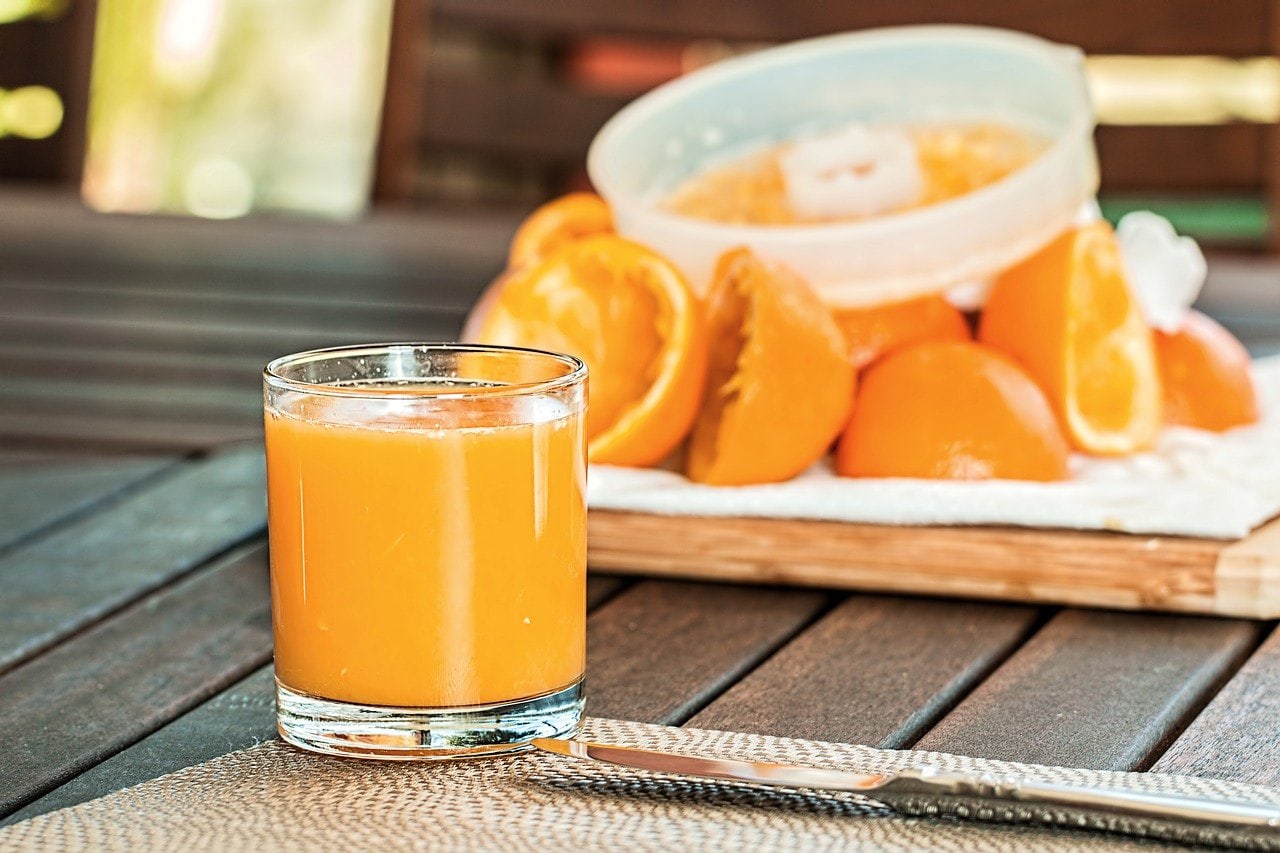 świeżym sokiem pomarańczowym