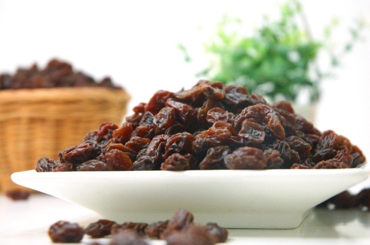 a bowl of raisins