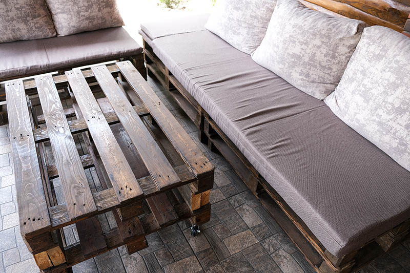 Furniture-from-pallets-in-the-gazebo