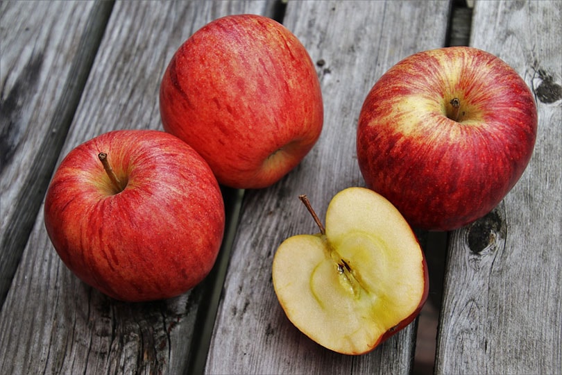 लकड़ी की मेज पर सेब