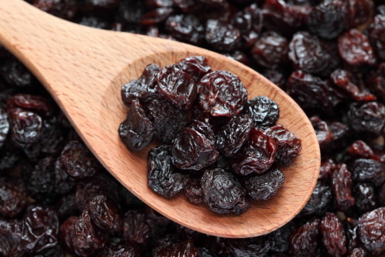 raisins in woode spoon