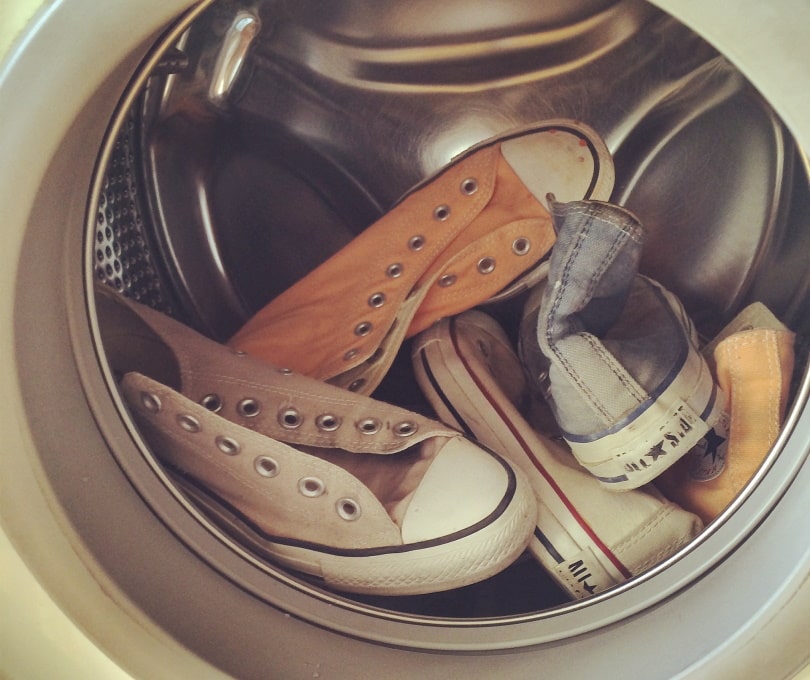 कपड़े धोने की मशीन में जूते