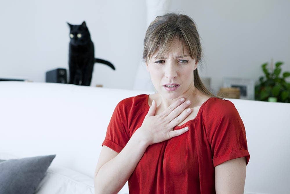 mujer con alergia a los gatos