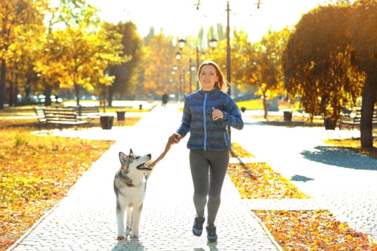 mujer corriendo con su perro