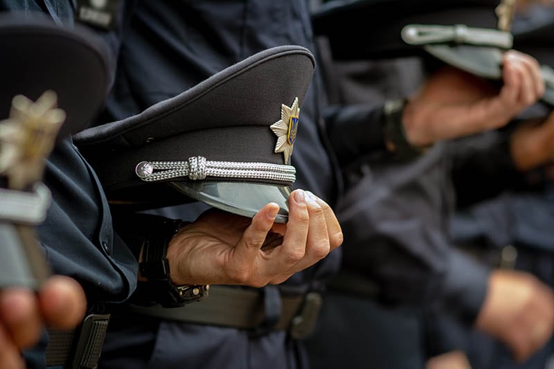 gorra de uniforme en la mano de los policías