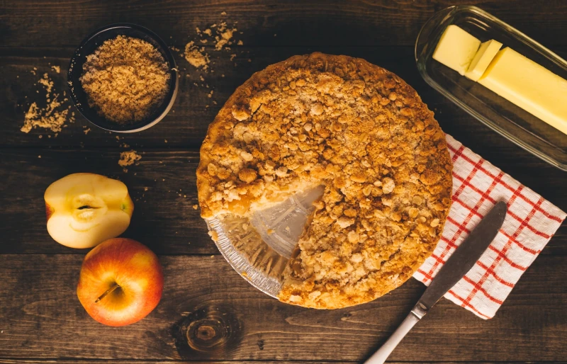 apple pie with ingredients