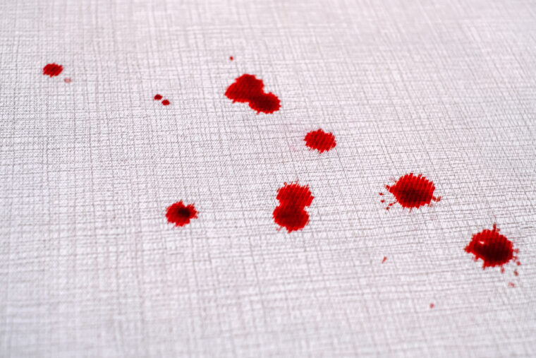 goteando sangre en la alfombra