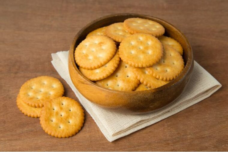 Round salted cracker cookies in wooden bowl